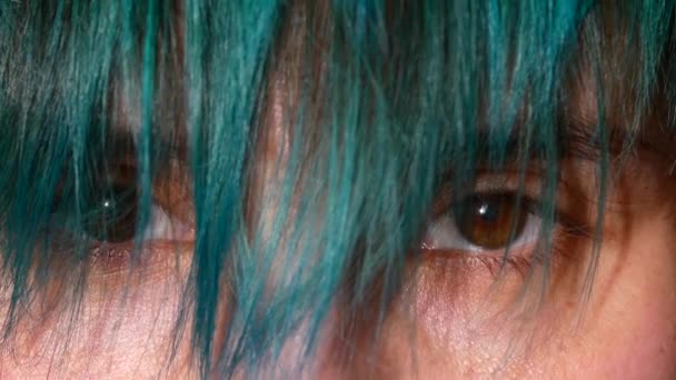 女性の目のクローズ アップ。目の前で緑髪 — ストック動画