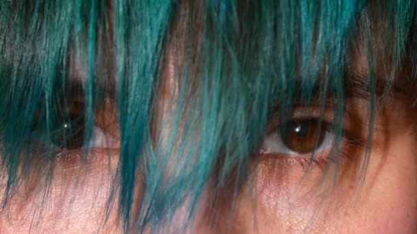 Primer plano de los ojos femeninos. Cabello verde delante de los ojos — Vídeos de Stock