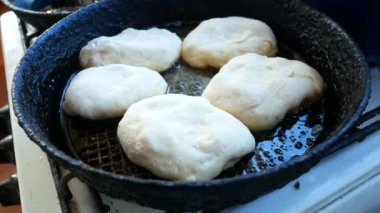 Börek yağı bir tavada kızartma. Kale Köyü