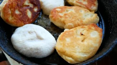 Börek yağı bir tavada kızartma. Kale Köyü