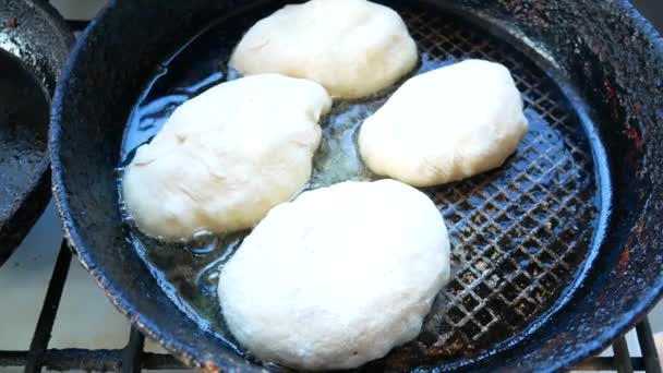 파이 튀김 기름에 프라이팬에. 마에서 홈 플레이트 — 비디오