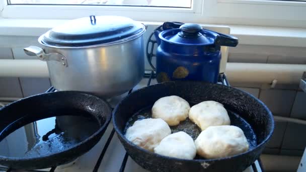 As tortas fritam em uma panela de ato de fritar no óleo. Home plate na aldeia — Vídeo de Stock