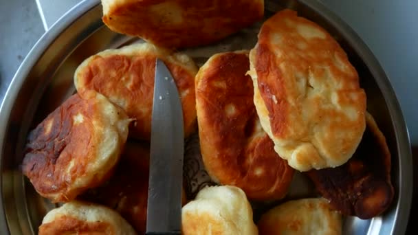 在钢板上的热新鲜的馅饼。自制食品 — 图库视频影像