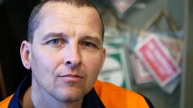 Deneyimli bir işçi işyerinde portresi. Yakışıklı adam kameraya kask