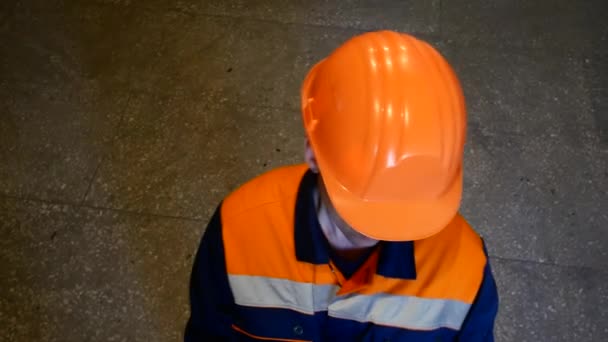 Ingenieur registreert de gegevens. — Stockvideo