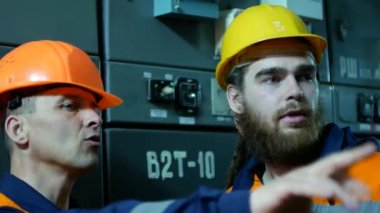 iki işçi fabrikada konuşuyor