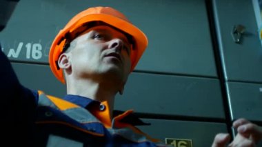 iki işçi fabrikada konuşuyor