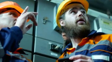 iki işçi fabrikada konuşuyor