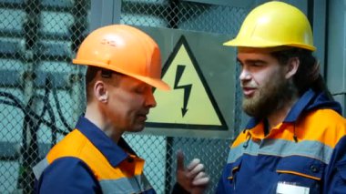 tehlike arka plan üzerinde konuşurken Trafo Merkezi, iki elektrikçiler imzalamak