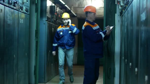 Dois electricistas na subestação. Funcionários apertar as mãos — Vídeo de Stock