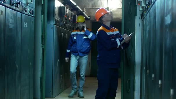 Twee Elektriciens in het onderstation. Werknemers schudden handen — Stockvideo