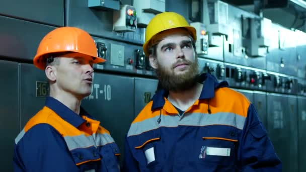 Deux ouvriers parlent dans une usine — Video