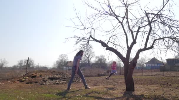 Otec svou dceru tlačí na houpačce zábavnou cestou v parku — Stock video