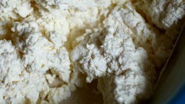 Rustik bütün lor peyniri, yakın çekim.