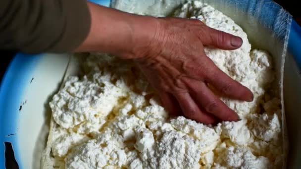 A rural woman prepares a home-made cottage cheese — Stock Video