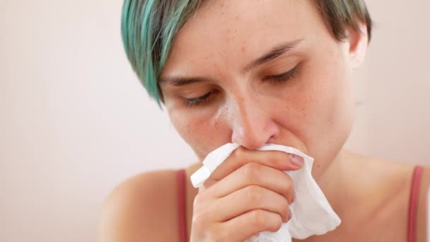 Mujer infeliz llorando — Vídeo de stock