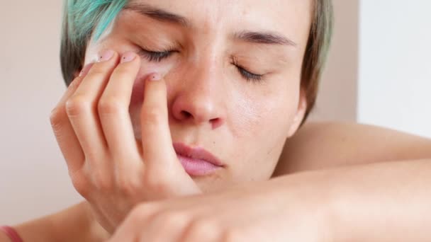 Mujer llorando en casa, primer plano de cara y emociones — Vídeos de Stock