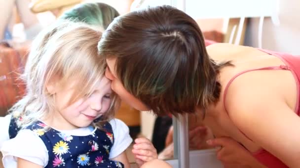 Feliz família amorosa. mãe e criança menina jogando, beijando e abraçando — Vídeo de Stock