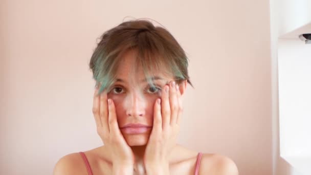 うつ病で美しい若いブルネットの女性 — ストック動画