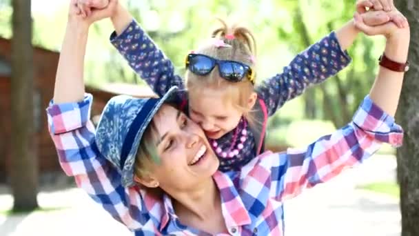 Mãe e filha no parque. Dia da Mãe — Vídeo de Stock