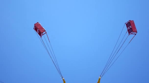 푸른 하늘에 대 한 회전 목마 회전 — 비디오