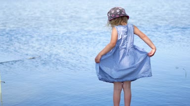 Elbise ayakta Kollarını açarak lakeside adlı genç kız