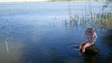 Childs'ın ayakları suda. Çocuk zevk yaz saati