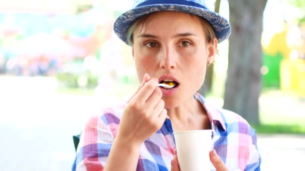 Mujer comiendo comida callejera maíz en el parque de verano, concepto de comida de viaje — Vídeo de stock
