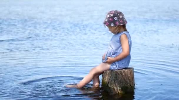 Barnets fötter i vattnet. Barn njuta av sommaren — Stockvideo