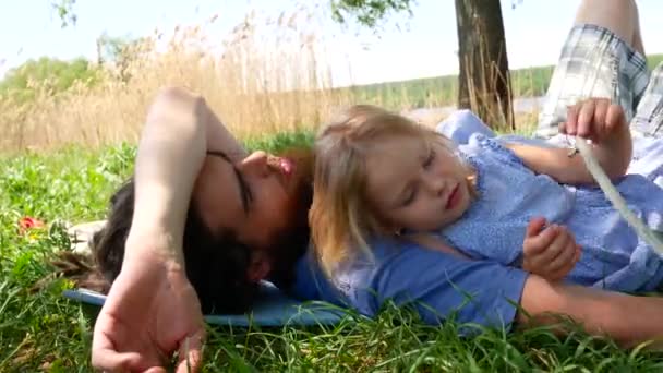 Apa és lánya a parkban. — Stock videók