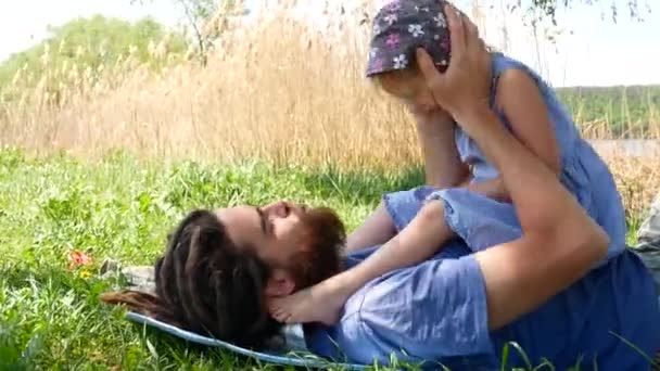 Vader en dochter in het park — Stockvideo