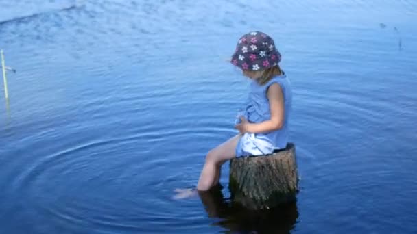 Childs voeten in het water. Kind genieten van zomertijd — Stockvideo