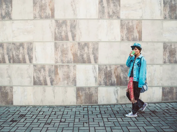 Женщина Ходит Серым Тротуарам Стены Задний Двор Открытый Коридор Держа — стоковое фото