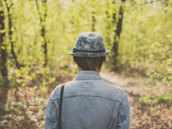 Chica Sombrero Volvió Bosque —  Fotos de Stock