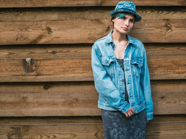 Eine Junge Frau Jeans Und Hut Der Nähe Der Holzwand — Stockfoto