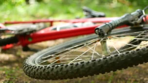 Spoked wheel of an overturned mountain bike. spins freely FullHD video — Stock Video