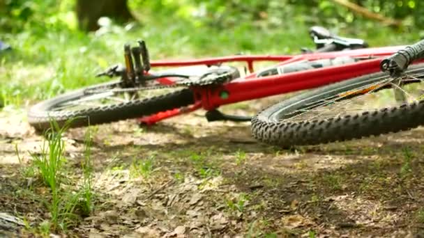 Spoked wheel of an overturned mountain bike. — Stock Video