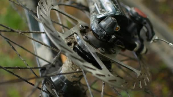 Ruota a raggi di una mountain bike rovesciata . — Video Stock