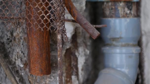 Stará kanalizace v opravovaném domě. Plastové trubky na vodu v rozbité stěně — Stock video