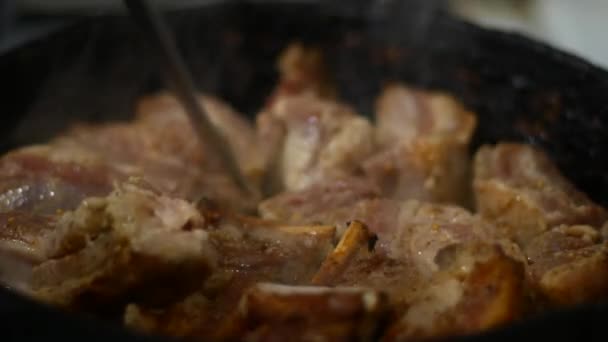 Köttet är stekt i en kastrull. Matlagning hemma. Inlagd kött, köttbullar. — Stockvideo