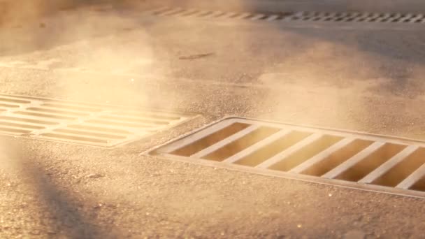Steam from city drains. Morning in the city, steam comes from the city sewer — Stock Video