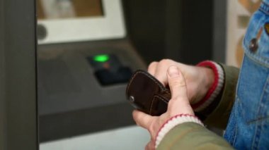 Metro yolculuğu için kartları şarj et. Toplu taşıma için elektronik manyetik kartı doldur