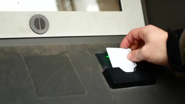 Recarga tarjetas para viajar en el metro. Recarga Tarjeta magnética electrónica para viajar en transporte público — Vídeo de stock