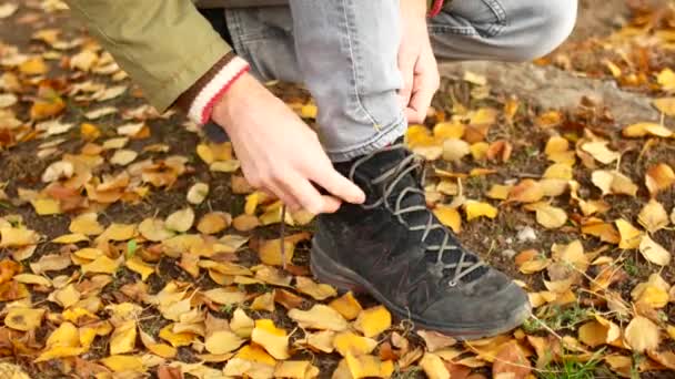 Schnürt ein Mann seine Schuhe. Schnürsenkel an Schuhen binden — Stockvideo