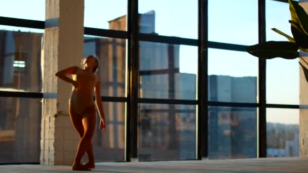 Modern dansen, een meisje dat danst in een loft appartement. De jonge performer in combidress danst een eigentijdse — Stockvideo
