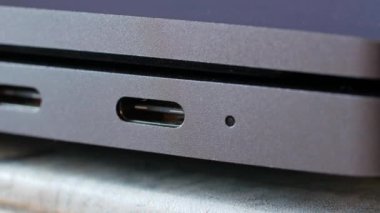 Bir Usb tip C şarj cihazını bir dizüstüne bağlıyorum