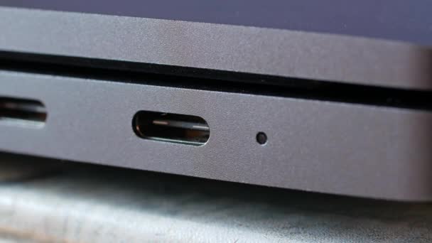 Een Usb Type C oplader aansluiten op een laptop — Stockvideo