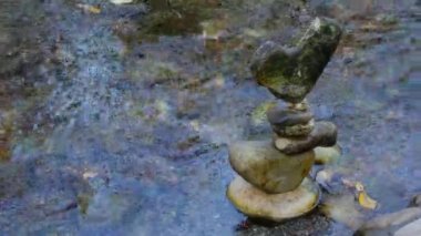 Deredeki taş kuleler. Kaya dengeleme konsepti. Yojik ve zen terapisi