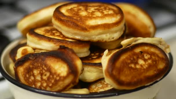 Small pancakes on a plate. Traditional Slavic dish — Stock Video