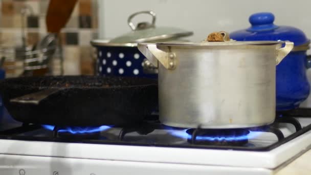 Prende fuego a una estufa de gas. olla y sartén en la estufa — Vídeo de stock